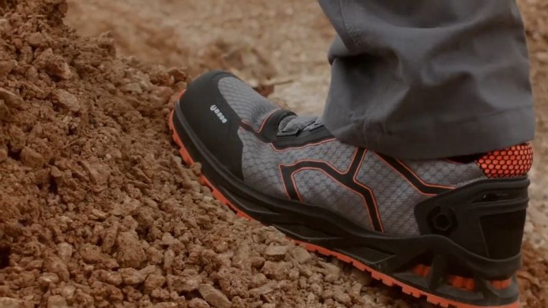 Radne cipele Base Protection K-Jump prikazane na rastresitom terenu