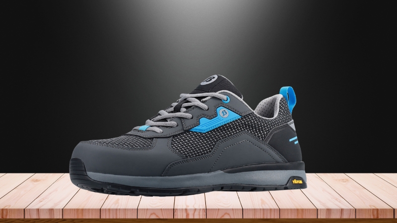 Bata Industrials Nova Dyna S1PS Pep S3S radne cipele na drvenom stolu