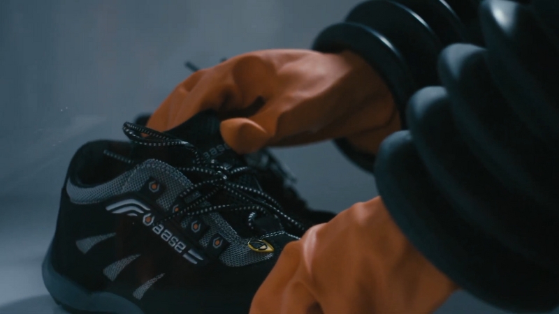 Čovek proverava radne cipele