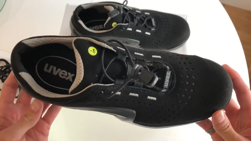 Čovek drži Uvex 1 BOA S1S1PS radne cipele