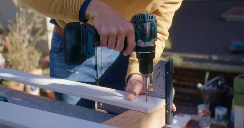 Aku bušilica i šrafilica u radu