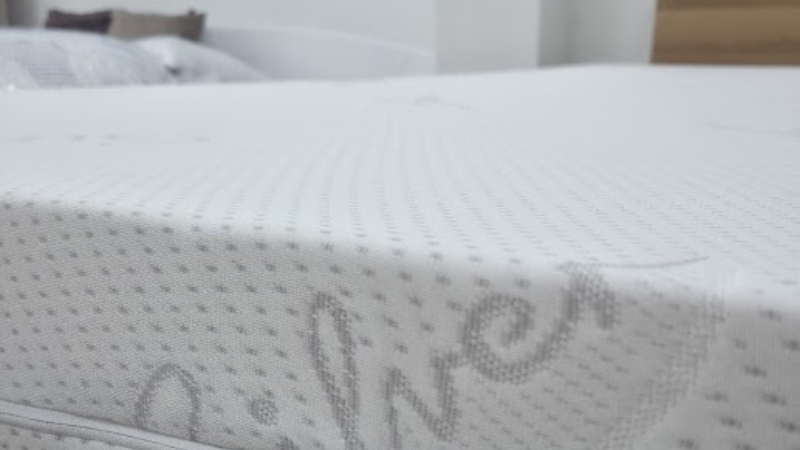 Basic dušek na krevetu u salonu izbliza