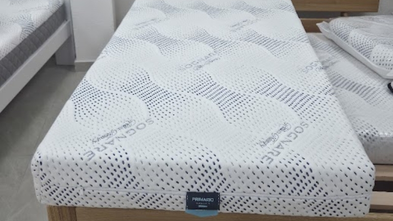 Primario dušek na krevetu u salonu