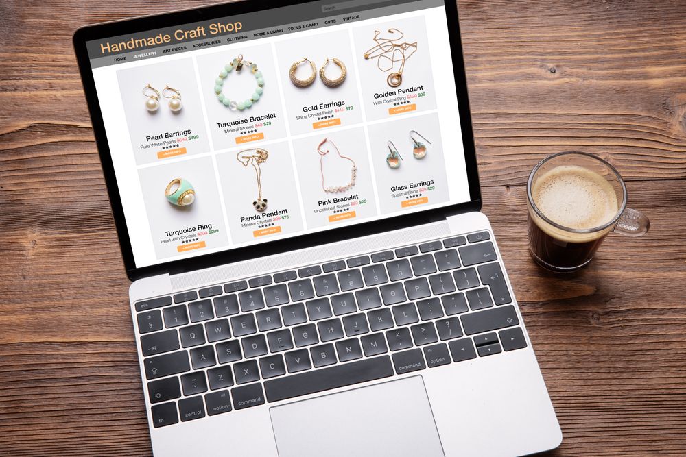 Internet prodavnica prikazana na laptopu sa organizovanim kategorijama proizvoda.