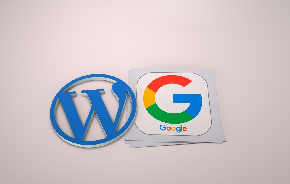 WordPress i Google logotipi prikazani jedan pored drugog na svetloj podlozi.