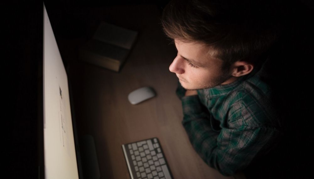 Osoba radi na računaru i priprema tekstove i materijale za WordPress web sajt