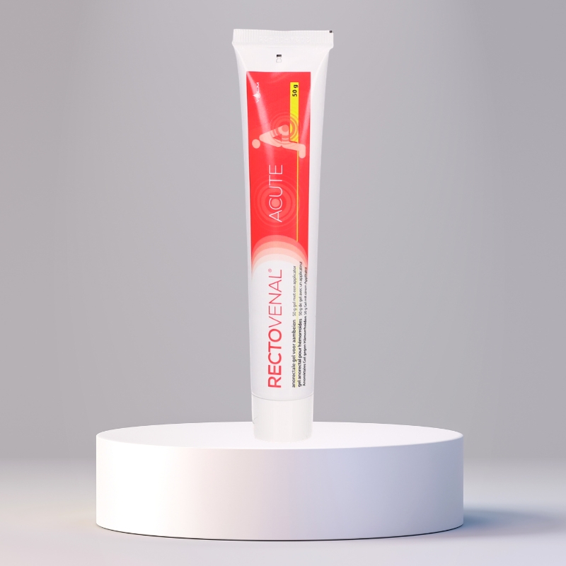 Rectovenal Acute gel za hemoroide u tubi, postavljen na belom postolju na neutralnoj pozadini