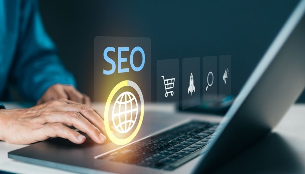 Prikaz SEO optimizacije na laptopu kao simbol brzine i vidljivosti WordPress sajta