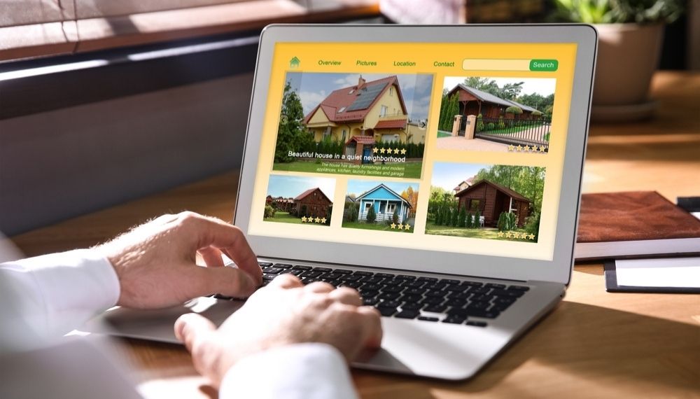 Osoba radi na laptopu i podešava tehničke elemente web sajta u WordPressu