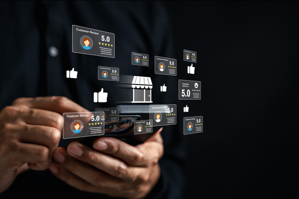 Digitalni prikaz recenzija kupaca i ocena brenda na mobilnom telefonu