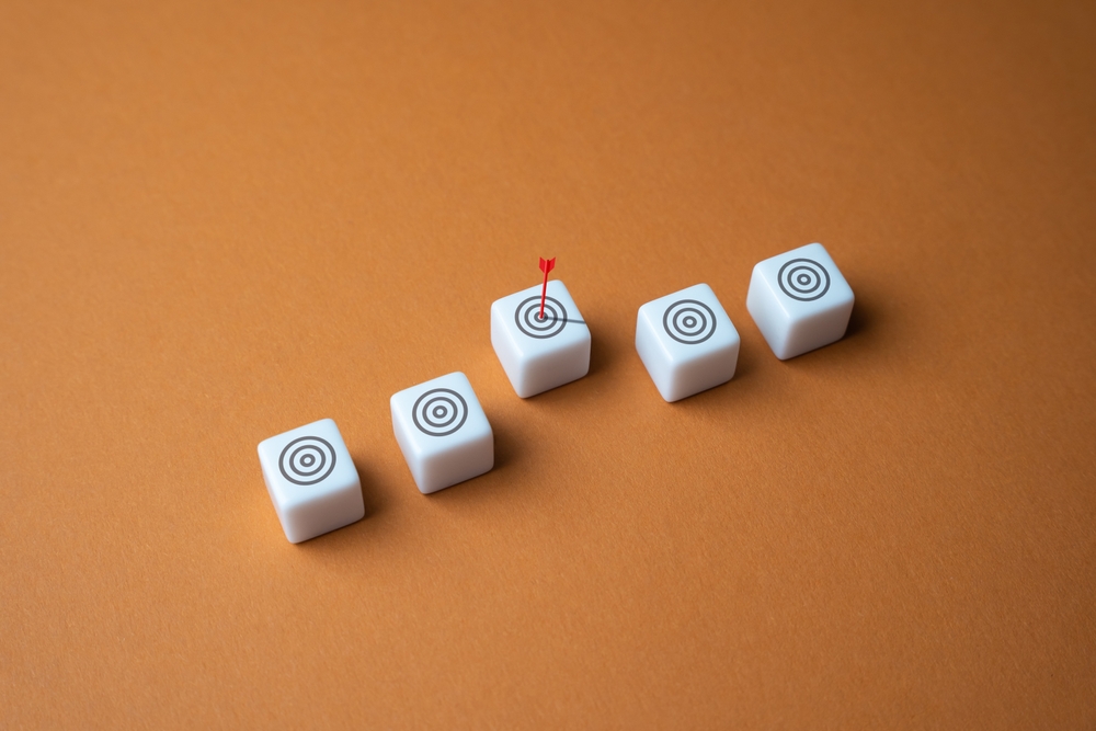 Kockice sa metama i jednom označenom centralnom metom koja simbolizuje ciljanu publiku