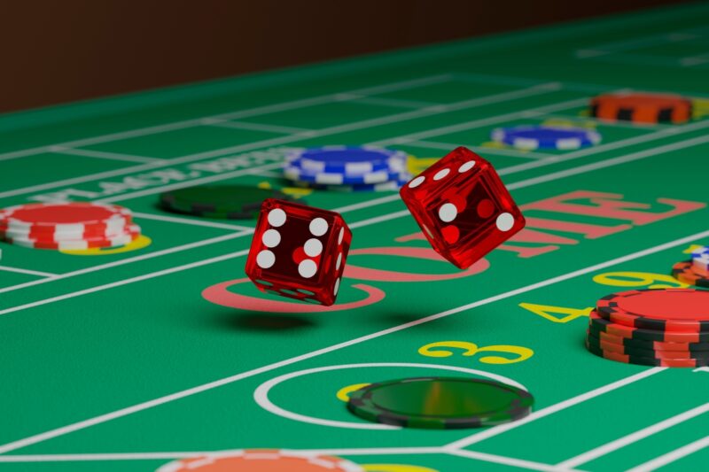 čipovi i kockice na stolu za craps