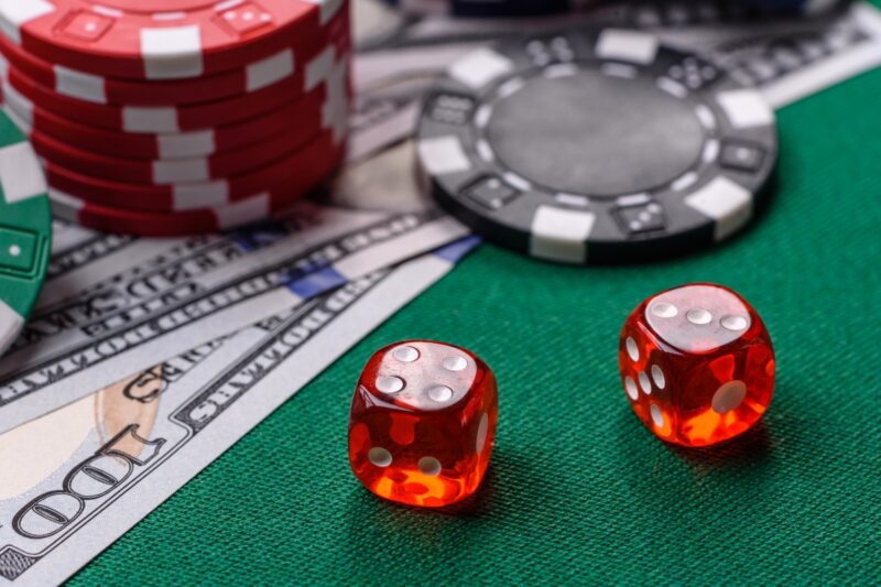 prikaz novca, čipova i kockica