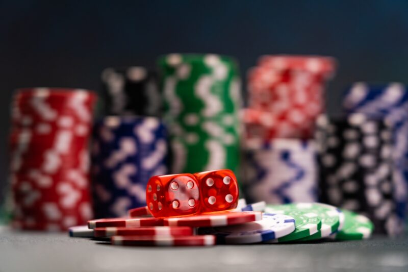 prikaz kockica, čipova na craps stolu