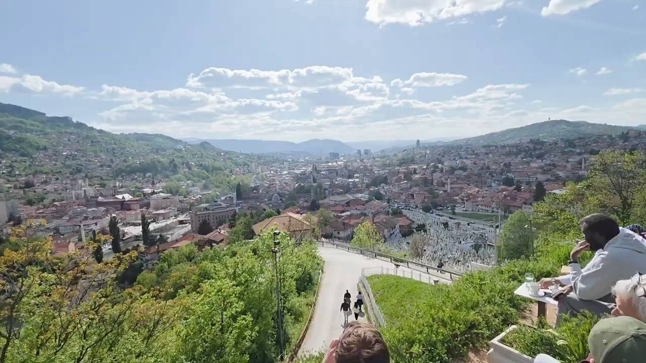 Panoramski pogled sa Žute tabije na Sarajevo, okolna brda i gradske četvrti.